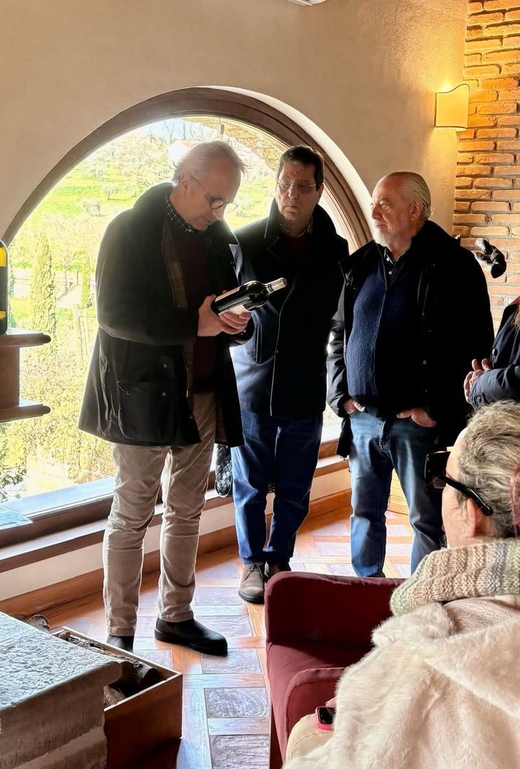 All'indomani del successo esterno col Genoa, giunto in extremis con il risultato di 2-3, Aurelio De Laurentiis, presidente del Napoli, si è recato assieme alla moglie Jacqueline a Mirabella Eclano, piccolo comune in provincia di Avellino, laddove ha visitato il vigneto locale, con tanto di degustazione di vini. Di seguito le foto pubblicate su Instagram dall'admin dell'account ufficiale del vigneto irpino.