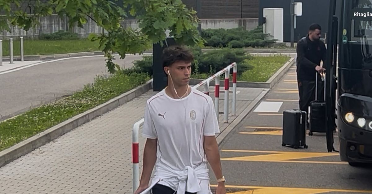 MILAN, LA PARTENZA DELLA SQUADRA VERSO LA FINALE DI ROMA. L’ULTIMO È SEMPRE LUI… MILAN, LA PARTENZA DELLA SQUADRA VERSO LA FINALE DI ROMA. L’ULTIMO È SEMPRE LUI…