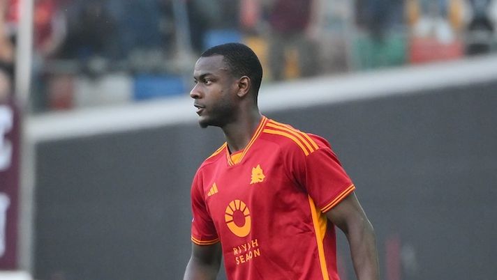 UDINE, ITALY - APRIL 14: Evan Ndicka of AS Roma in action during the Serie A TIM match between Udinese Calcio and AS Roma at Dacia Arena on April 14, 2024 in Udine, Italy. (Photo by Fabio Rossi/AS Roma via Getty Images) FLASH – Udinese-Roma interrotta per problemi a Ndicka: cos’è successo - immagine 1