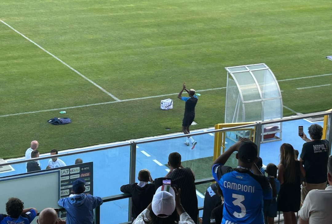 GALLERY Osimhen fa il suo ingresso sul terreno di gioco: ovazione dei tifosi - immagine 2