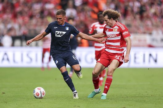 Grischa Promel del TSG 1899 Hoffenheim viene messo sotto pressione da Alex Kral dell’1.FC Union Berlino durante la partita di Bundesliga tra 1. FC Union Berlino e TSG Hoffenheim allo Stadion An der Alten Försterei il 13 settembre 2025 a Berlino, Germania. (Foto di Maja Hitij/Getty Images) Hoffenheim-Augsburg: ecco la previsione di ChatGPT sul derby tedesco- immagine 2