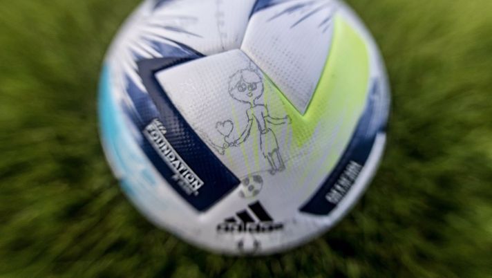 FOTO Twitter Supercoppa UEFA, le immagini del pallone della gara - immagine 1