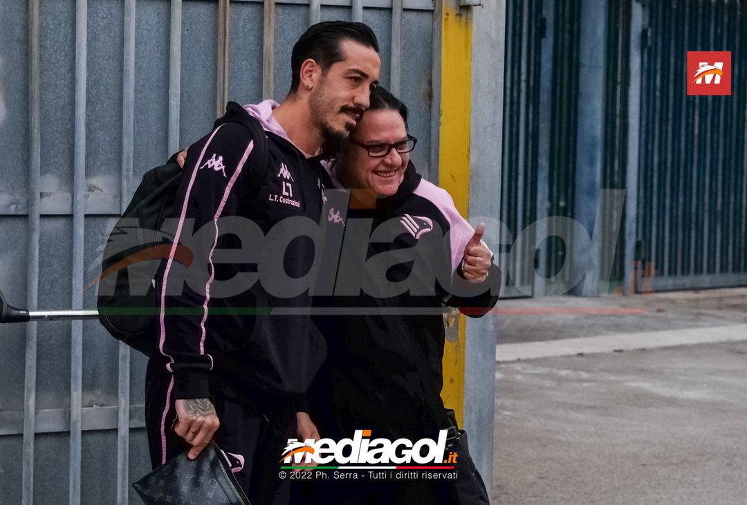 FOTO Palermo: la squadra verso Benevento. Cori e striscioni al “Barbera” (La Gallery) - immagine 3