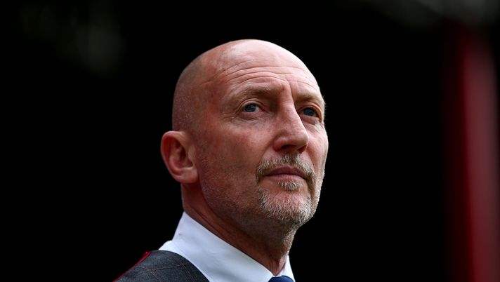 Swindon Town, tifoso lancia un sediolino in campo: il tecnico Holloway gli dà la caccia - immagine 1