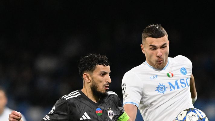 NAPLES, ITALY - NOVEMBER 25: Alessandro Buongiorno of SSC Napoli battles for possession with Abdellah Zoubir of Quarabag FK during the UEFA Champions League 2025/26 League Phase MD5 match between SSC Napoli and Qarabag FK at Stadio Diego Armando Maradona on November 25, 2025 in Naples, Italy. (Photo by Francesco Pecoraro/Getty Images) Buongiorno, dietro è poco sollecitato: sua l’imbucata che porta al rigore. I voti- immagine 2