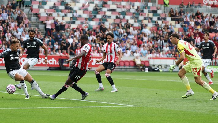 BRENTFORD, ENGLAND - AUGUST 23: Dango Ouattara of Brentford scores his team's first goal during the Premier League match between Brentford and Aston Villa at Gtech Community Stadium on August 23, 2025 in Brentford, England. (Photo by Richard Pelham/Getty Images) Brentford-Aston Villa: dove vedere la partita in diretta TV ed in streaming LIVE - immagine 1