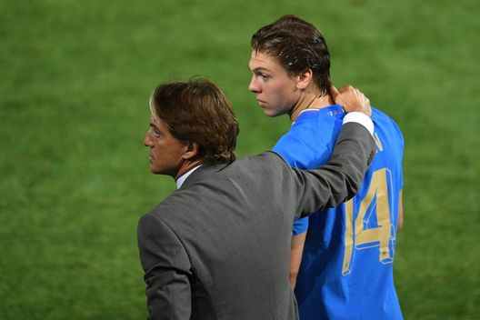 CESENA, ITALY - JUNE 07: Roberto Mancini head coach of Italy embraces Alessio Zerbin of Italy during the UEFA Nations League League A Group 3 match between Italy and Hungary on June 07, 2022 in Cesena, Italy. (Photo by Alessandro Sabattini/Getty Images) Zerbin: “All’Inter 7 anni, San Siro casa. Io raccattapalle nell’anno del Triplete”- immagine 2