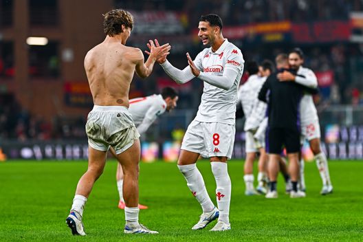 GENOA, ITALY - OCTOBER 31: Edoardo Bove (left) and Rolando Mandragora of Fiorentina celebrate after the Serie A match between Genoa and Fiorentina at Stadio Luigi Ferraris on October 31, 2024 in Genoa, Italy. (Photo by Simone Arveda/Getty Images) Kouamé, due 9 sulle spalle ma nessuno nel sangue: senza Kean il gol è da inventare- immagine 2