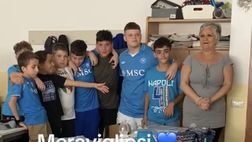 Tutti in coro a cantare l’inno del Napoli: il meraviglioso momento in una scuola