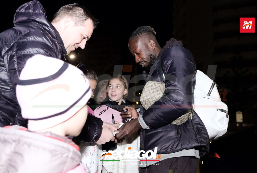 FOTO PALERMO: il Palermo FC si raduna al parcheggio dell’Ippodromo (GALLERY) - immagine 30