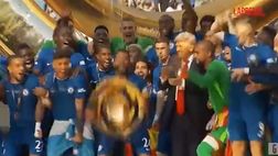 VIDEO – Trump, clamorosa gaffe: resta sul palco mentre il Chelsea alza la coppa