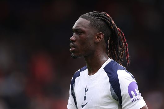 LUTON, INGHILTERRA - 26 LUGLIO: Yves Bissouma del Tottenham Hotspur durante l'amichevole pre campionato tra Luton Town e Tottenham Hotspur. (Photo by Alex Pantling/Getty Images)