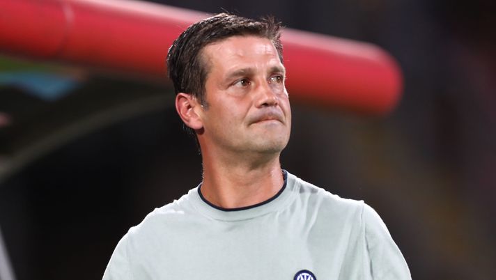 L'allenatore dell'FC Internazionale Cristian Chivu osserva la partita amichevole pre-campionato tra AC Monza e FC Internazionale allo stadio U-Power il 12 agosto 2025 a Monza, Italia. (Foto di Marco Luzzani/Getty Images) Inter