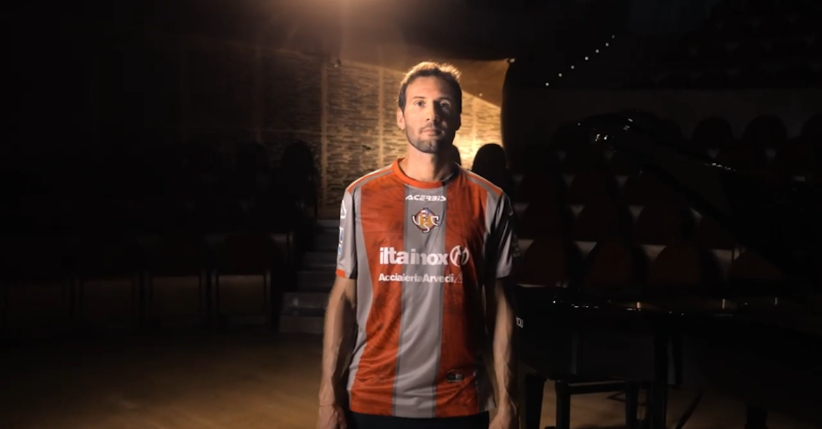 “El Mudo” Vázquez presenta la nuova maglia della Cremonese | VIDEO “El Mudo” Vázquez presenta la nuova maglia della Cremonese | VIDEO