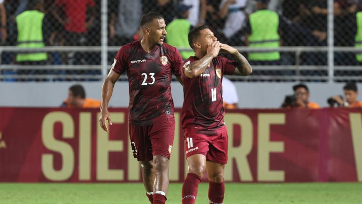 MATURIN, VENEZUELA - OCTOBER 17: Darwin Machis of Venezuela celebrates with teammate Salomon Rondon after scoring the team's third goal during the FIFA World Cup 2026 Qualifier match between Venezuela and Chile at Estadio Monumental de Maturin on October 17, 2023 in Maturin, Venezuela. (Photo by Edilzon Gamez/Getty Images) E se il Venezuela andasse ai Mondiali? Storia di una ex Cenerentola - immagine 1