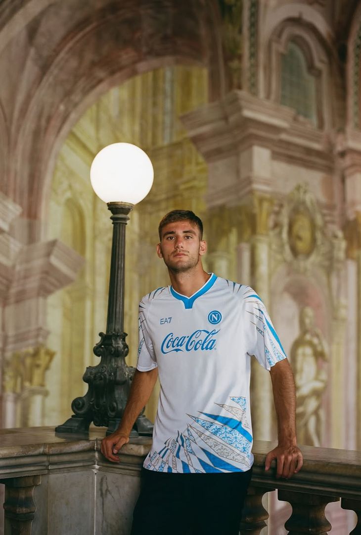 Nuova maglia per il Napoli: gli azzurri presentano il kit pre-gara LA GALLERY - immagine 2