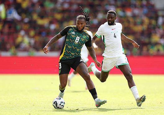 BRENTFORD, INGHILTERRA - 31 MAGGIO: Kasey Palmer della Giamaica in azione contro Wilfred Onyinye Ndidi della Nigeria durante la finale della Unity Cup tra Giamaica e Nigeria al Gtech Community Stadium il 31 maggio 2025 a Brentford, Inghilterra. (Foto di Harry Murphy/Getty Images)