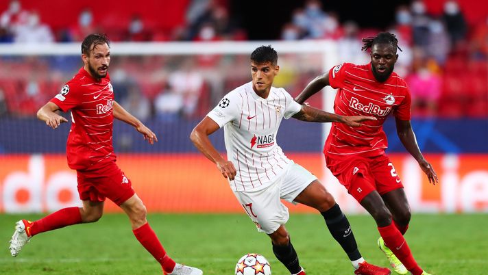 SEVILLE, SPAIN - SEPTEMBER 14: Erik Lamela of Sevilla FC is challenged by Andreas Ulmer and Oumar Solet of RB Salzburg during the UEFA Champions League group G match between Sevilla FC and RB Salzburg at Estadio Ramon Sanchez Pizjuan on September 14, 2021 in Seville, Spain. (Photo by Fran Santiago/Getty Images) Erik Lamela appende gli scarpini al chiodo: sarà il vice di Almeyda al Siviglia - immagine 1