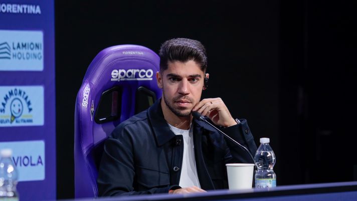 GERMOGLI PH: 15 GENNAIO 2026 BAGNO A RIPOLI VIOLA PARK PRESENTAZIONE NUOVI GIOCATORI DELLA FIORENTINA MANOR SOLOMON E MARCO BRESCIANINI NELLA FOTO Solomon e la politica: “Accetto i fischi e penso solo a giocare a calcio” - immagine 1