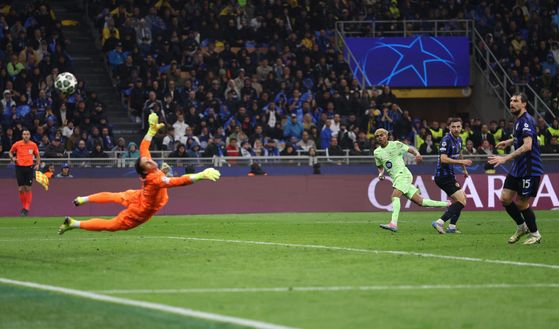 Sommer vola su Yamal e sventa il 4-4. (Foto di Carl Recine/Getty Images) Inter, che spettacolo! Una notte da film nel segno di un gruppo straordinario- immagine 5