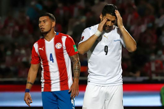 Asunción, Paraguay - 27 gennaio 2022: Juan Escobar del Paraguay e Luis Suárez dell' Uruguay durante la partita di qualificazione ai Mondiali 2022. (Foto di Luis Vera/Getty Images) Paraguay-Uruguay, i precedenti tra le due Nazionali sudamericane- immagine 2