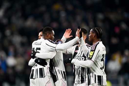 McKennie (Juventus) festeggia con i compagni dopo il quinto gol della sua squadra nella partita di Serie A tra Juventus e Cremonese (Foto di Daniele Badolato - Juventus FC/Juventus FC via Getty Images) I top e i flop della 20a giornata di Serie A: Doveri di autorità, Conte esagera- immagine 2