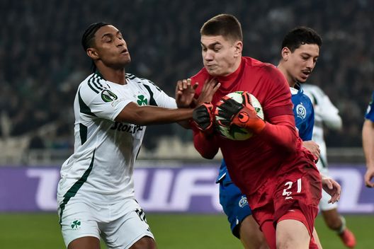 Atene, Grecia - 19 dicembre 2024: Tete del Panathinaikos e Fedor Lapoukhov della Dinamo Minsk durante una partita di Conference League. (Foto di Milos Bicanski/Getty Images) Dinamo Minsk-Ludogorets, confronto tra partecipazioni alle coppe europee- immagine 2