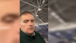 Europei, tifoso inglese si addormenta allo stadio e… | VIDEO