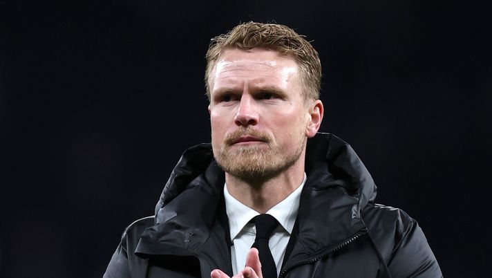 LONDON, ENGLAND - JANUARY 30: Oscar Hiljemark, Head Coach of Elfsborg, applauds the fans after the team's defeat in the UEFA Europa League 2024/25 League Phase MD8 match between Tottenham Hotspur and IF Elfsborg at Tottenham Hotspur Stadium on January 30, 2025 in London, England. (Photo by Mark Thompson/Getty Images) Pisa, dopo l’esonero di Gilardino si pesca in Svezia. È un ex Genoa e Palermo - immagine 1