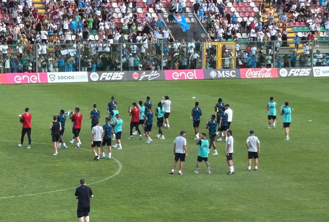 GALLERY La squadra saluta i tifosi e parte il coro “Sarò con te”, si chiude il ritiro- immagine 1