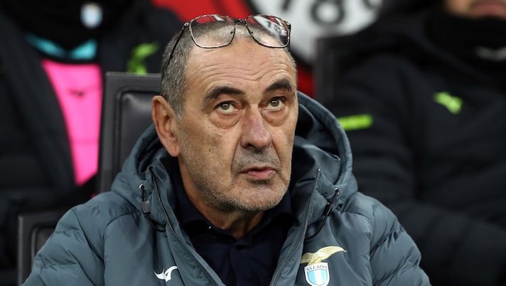 MILAN, ITALY - NOVEMBER 29: Maurizio Sarri, Head Coach of Lazio looks on prior to the Serie A match between AC Milan and SS Lazio at Giuseppe Meazza Stadium on November 29, 2025 in Milan, Italy. (Photo by Marco Luzzani/Getty Images) Lazio in silenzio stampa, sui social la spiegazione: “Le immagini stasera parlano per noi” - immagine 1