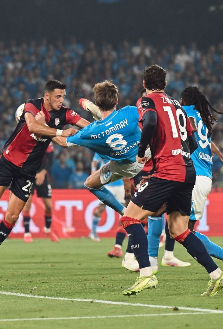 Poco più di 24 ore separano Napoli-Cagliari dal suo fischio d'inizio. Valevole per la 2ª giornata di Serie A, la gara andrà in scena domani, sabato 30 agosto, alle 20:45. Nel frattempo, per smorzare l'attesa, l'account Instagram della società partenopea ha pubblicato un post composto da ben dieci fotografie, una per ogni battaglia che ha avuto per protagoniste, sotto i riflettori dello Stadio Diego Armando Maradona (denominato, fino al 2020, Stadio San Paolo), la compagine azzurra e quella sarda. Un viaggio che parte dalla stagione 2011/12 e che termina con lo scontro più recente: quello dell'annata 2024/25.