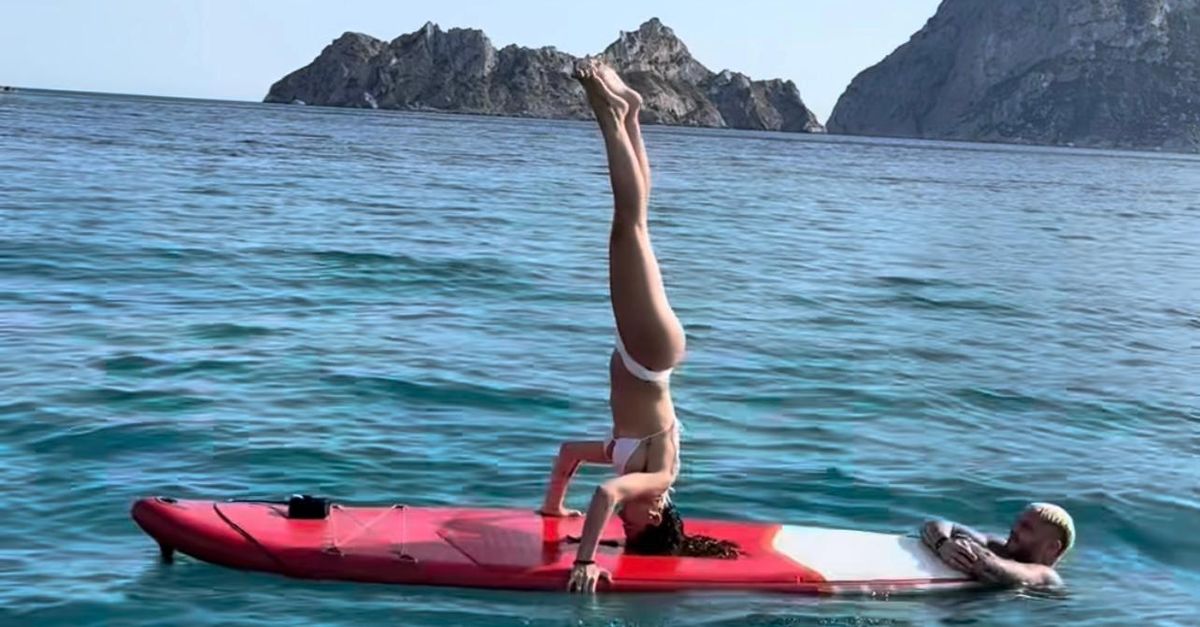 VIDEO / China e Icardi in love a Ibiza: acrobazie in mezzo al mare sulla tavola da surf VIDEO / China e Icardi in love a Ibiza: acrobazie in mezzo al mare sulla tavola da surf