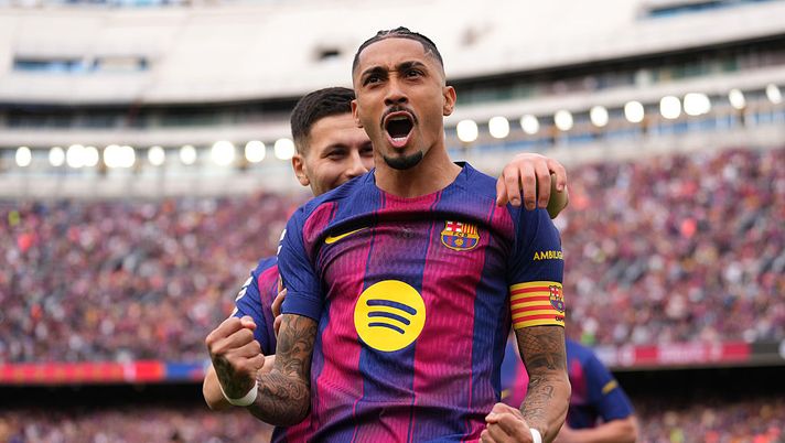 BARCELLONA, SPAGNA - 15 MARZO: Raphinha del FC Barcelona festeggia il primo gol della sua squadra con il compagno Roony Bardghji durante la partita di LaLiga EA Sports tra FC Barcelona e Sevilla FC allo Spotify Camp Nou il 15 marzo 2026 a Barcellona, Spagna. (Foto di Alex Caparros/Getty Images) Infortunio Raphinha Barcellona