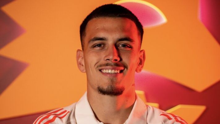 ROME, ITALY - JULY 10: AS Roma new signing Enzo Le Fee during his first day at Centro Sportivo Fulvio Bernardini on July 10, 2024 in Rome, Italy. (Photo by Fabio Rossi/AS Roma via Getty Images) UFFICIALE – Roma, ecco Le Fee: “Mi piace avere la palla tra i piedi ma sono un lottatore” - immagine 1