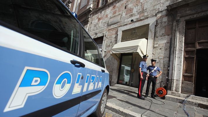 Derby della Mole, colpito il pullman della Juve all’ingresso dello stadio Derby della Mole, colpito il pullman della Juve all’ingresso dello stadio - immagine 1