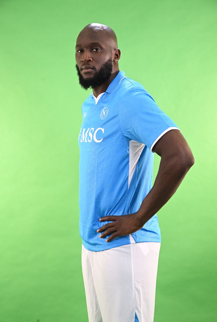 GALLERY Lukaku posa con la divisa del Napoli: gli scatti con la maglia azzurra e bianca - immagine 21
