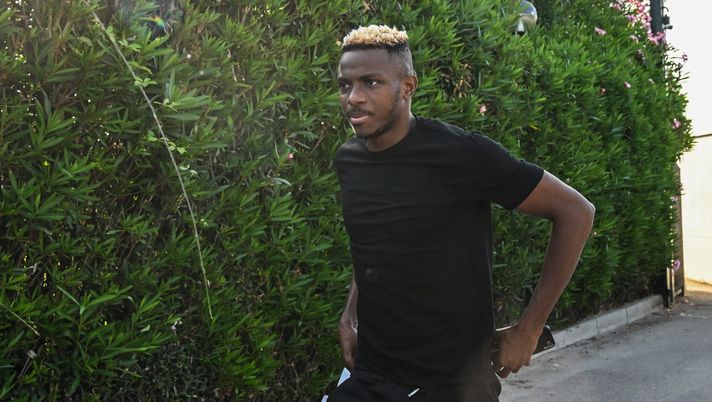 NAPLES, ITALY - JULY 09: Victor Osimhen of SSC Napoli arrives at Napoli Sporting Center on July 09, 2024 in Castel Volturno (Caserta), Italy. (Photo by SSC NAPOLI/SSC NAPOLI via Getty Images) Osimhen, il futuro resta incerto: ecco la richiesta dei tifosi azzurri a Dimaro - immagine 1
