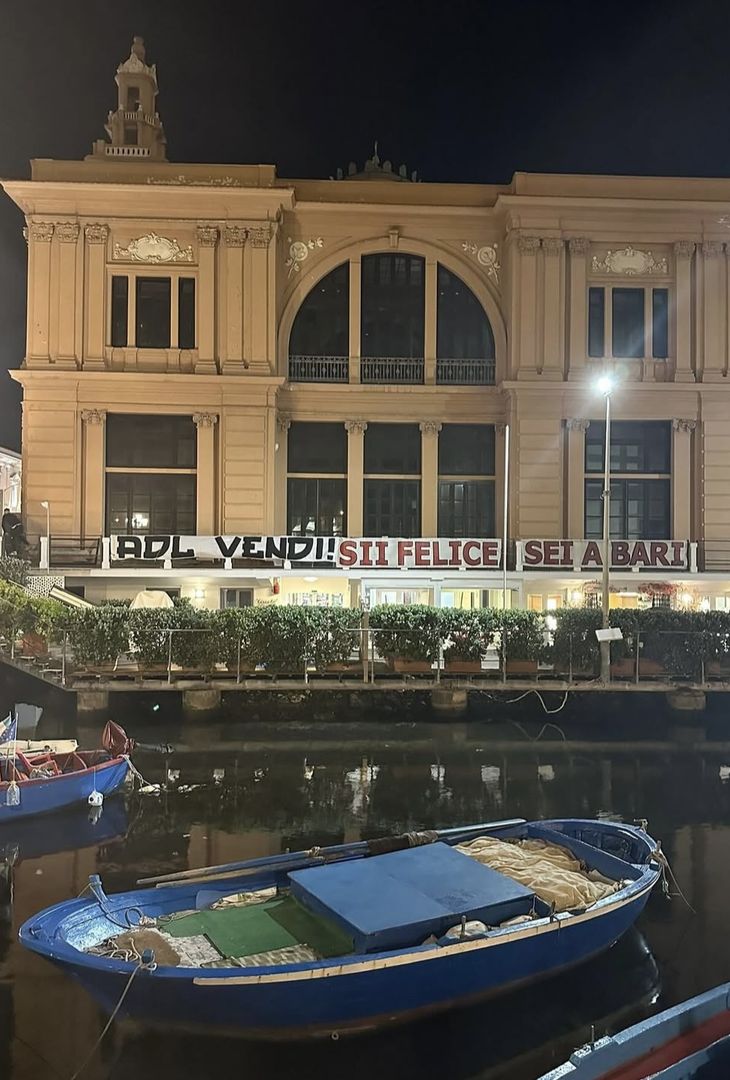 GALLERY A Bari esplode la contestazione! Spuntano striscioni contro De Laurentiis - immagine 3