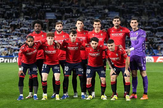 San Sebastian, Spagna - 15 marzo 2026: Giocatori dell'Osasuna in posa per la foto di squadra prima della partita de LaLiga EA Sports tra Real Sociedad ed Osasuna alla Reale Arena. (Foto di Juan Manuel Serrano Arce/Getty Images) Deportivo Alavés-Osasuna, il rendimento dei due club quando giocano rispettivamente in casa ed in trasferta- immagine 4
