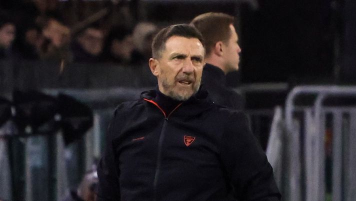 CAGLIARI, ITALY - FEBRUARY 16: Eusebio di Francesco coach of Lecce looks on during the Serie A match between Cagliari Calcio and US Lecce at Stadio Sant'Elia on February 16, 2026 in Cagliari, Italy. (Photo by Enrico Locci/Getty Images) Di Francesco: “Gestisco così Cheddira e Stulic, vi spiego! Ci mancava Gandelman, cosa mi colpisce di lui” - immagine 1
