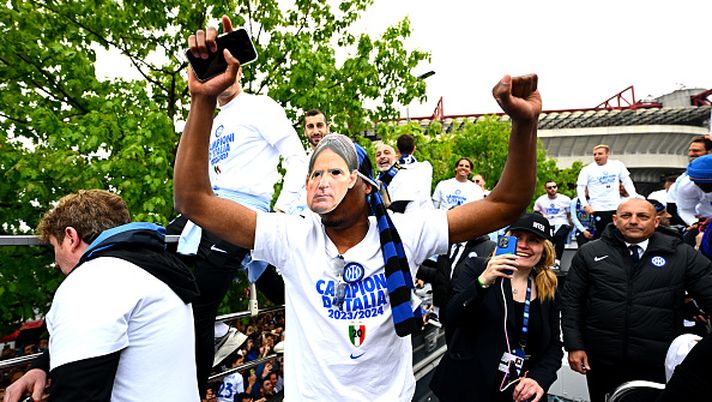 MILAN, ITALY - APRIL 28: Denzel Dumfries of Inter during FC Internazionale Serie A Victory Party & Parade at on April 28, 2024 in Milan, Italy. (Photo by Mattia Ozbot - Inter/Inter via Getty Images) TACKLE DURO – Il derby dei media sulla Milano spaccata in due - immagine 1