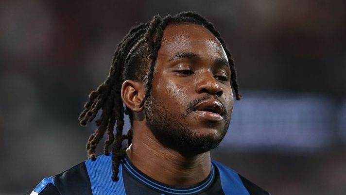 BERGAMO, ITALY - MAY 25: Ademola Lookman of Atalanta BC looks on during the Serie A match between Atalanta BC and Parma Calcio 1913 at Gewiss Stadium on May 25, 2025 in Bergamo, Italy. (Photo by Marco Luzzani/Getty Images) Ds Atalanta: “Dispiace per Lookman: non si allena in gruppo, a fine mercato valuteremo” - immagine 1