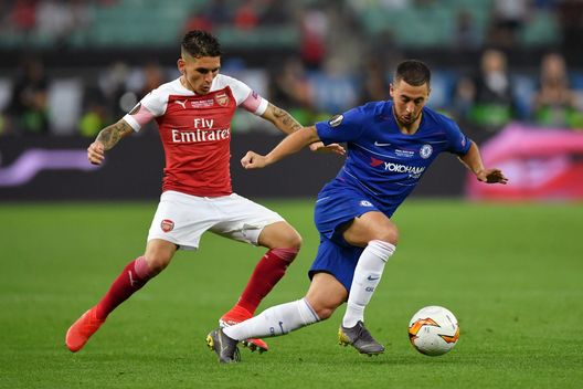 BAKU, AZERBAIGIAN - 29 MAGGIO: Eden Hazard del Chelsea viene sfidato da Lucas Torreira dell'Arsenal durante la finale di UEFA Europa League tra Chelsea e Arsenal al Baku Olimpiya Stadionu il 29 maggio 2019 a Baku, Azerbaigian. (Foto di Dan Mullan/Getty Images)