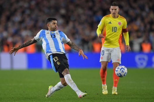 James impegnato nella partita di stanotte, a duello con Romero. (Foto di Marcelo Endelli/Getty Images) Argentina-Colombia, Messi senza freni contro James Rodriguez: “Parli troppo”- immagine 2