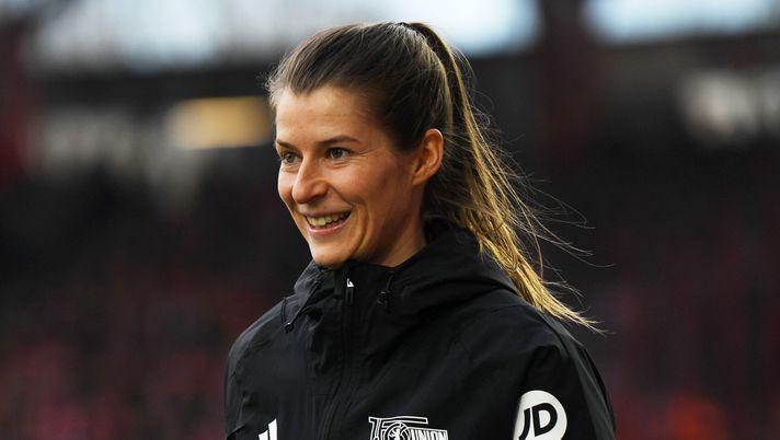BERLIN, GERMANY - FEBRUARY 24: Marie-Louise Eta, Assistant Coach of 1.FC Union Berlin, looks on prior to the Bundesliga match between 1. FC Union Berlin and 1. FC Heidenheim 1846 at the An der Alten Foersterei on February 24, 2024 in Berlin, Germany. (Photo by Luciano Lima/Getty Images) Germania, decisione storica: ecco la prima donna in panchina nei 5 tornei d’Europa - immagine 1