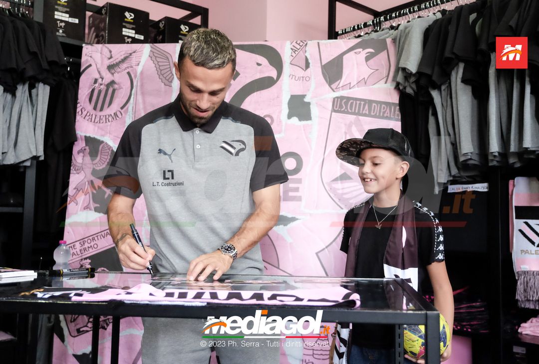 FOTO PALERMO: Federico Di Francesco scatta selfie con i tifosi allo store (GALLERY) - immagine 43