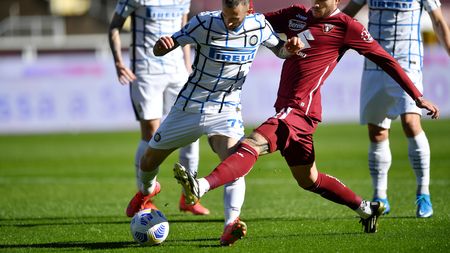 TURIN, ITALY - MARCH 14: Marcelo Brozovic of Internazionale is challenged by Antonio Sanabria of Torino FC during the Serie A match between Torino FC and FC Internazionale at Stadio Olimpico di Torino on March 14, 2021 in Turin, Italy. Sporting stadiums around Italy remain under strict restrictions due to the Coronavirus Pandemic as Government social distancing laws prohibit fans inside venues resulting in games being played behind closed doors. (Photo by Valerio Pennicino/Getty Images)