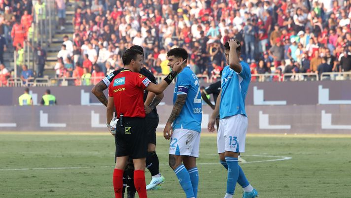 CAGLIARI, ITALY - SEPTEMBER 15: players argue with the referee during the stoppage of the match during the Serie A match between Cagliari and Napoli at Sardegna Arena on September 15, 2024 in Cagliari, Italy. (Photo by Enrico Locci/Getty Images) la penna moviola cagliari napoli