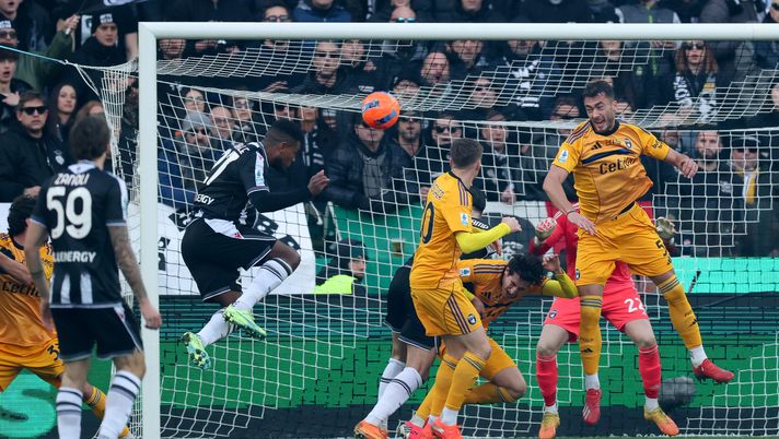 UDINE, ITALY - JANUARY 10: Christian Kabasele of Udinese scores his team's first goal with a header during the Serie A match between Udinese Calcio and Pisa SC at Stadio Friuli on January 10, 2026 in Udine, Italy. (Photo by Timothy Rogers/Getty Images) Udinese 2-2 Pisa | Rigore giusto per i bianconeri? La moviola - immagine 1